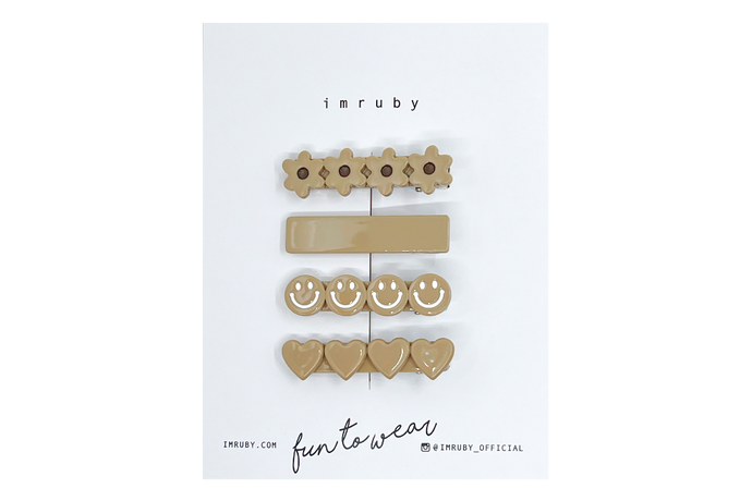 Hi! I'm a AUDREY SET of 4 smiley clips.

(1 x Audrey flower, 1 x Audrey bar, 1 x Audrey smiley, 1 x Audrey heart)

Hold back bangs, clip back hair, or simply use for stylistic purposes by adding some flair to your hair. Mix-and-match, and layer these hair clips or wear on their own for a soft, seasonal look.