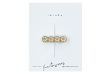 Afbeelding in Gallery-weergave laden, Hi! I&#39;m AUDREY, a caramel smiley clip.

Hold back bangs, clip back hair, or simply use for stylistic purposes by adding some flair to your hair. Mix-and-match, and layer these hair clips or wear on their own for a soft,&nbsp;seasonal look.