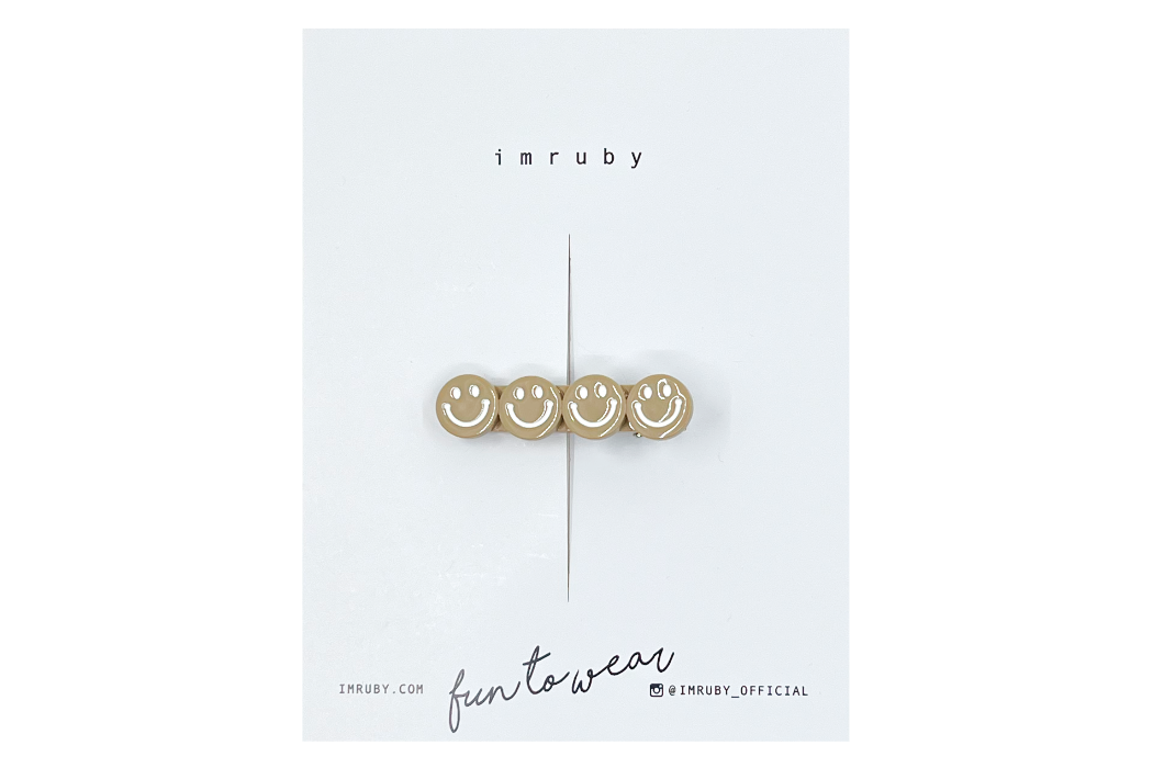 Hi! I'm AUDREY, a caramel smiley clip.

Hold back bangs, clip back hair, or simply use for stylistic purposes by adding some flair to your hair. Mix-and-match, and layer these hair clips or wear on their own for a soft, seasonal look.