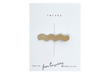 Afbeelding in Gallery-weergave laden, Hi! I&#39;m AUDREY, a caramel wave clip.

Hold back bangs, clip back hair, or simply use for stylistic purposes by adding some flair to your hair. Mix-and-match, and layer these hair clips or wear on their own for a soft,&nbsp;seasonal look.
