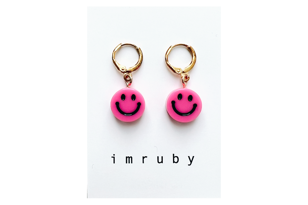 Hi! I'm BARBIE, a hot pink smiley set of 2 drop earrings.

Add a touch of glam to your style with a pair of cute drop earrings! These earring sets are perfect for numerous piercings or just to mix and match! 