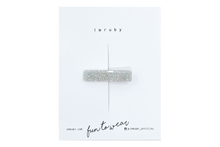 Afbeelding in Gallery-weergave laden, Hi! I&#39;m BIBI, a&nbsp;silver glitter bar&nbsp;clip.

Hold back bangs, clip back hair, or simply use for stylistic purposes by adding some flair to your hair. Mix-and-match, and layer these hair clips or wear on their own for a soft,&nbsp;seasonal look.