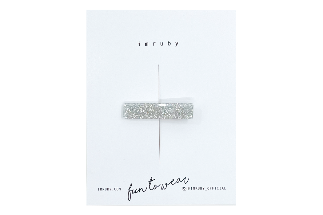 Hi! I'm BIBI, a silver glitter bar clip.

Hold back bangs, clip back hair, or simply use for stylistic purposes by adding some flair to your hair. Mix-and-match, and layer these hair clips or wear on their own for a soft, seasonal look.