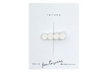 Afbeelding in Gallery-weergave laden, Hi! I&#39;m&nbsp;BONNIE, an ecru smiley clip.

Hold back bangs, clip back hair, or simply use for stylistic purposes by adding some flair to your hair. Mix-and-match, and layer these hair clips or wear on their own for a soft,&nbsp;seasonal look.