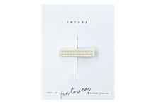 Afbeelding in Gallery-weergave laden, Hi! I&#39;m BONNIE, a cloudy white pearl bar clip.

Hold back bangs, clip back hair, or simply use for stylistic purposes by adding some flair to your hair. Mix-and-match, and layer these hair clips or wear on their own for a soft,&nbsp;seasonal look.
