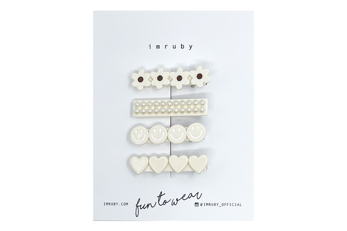 Hi! I'm a BONNIE SET of 4 smiley clips.

(1 x Bonnie flower, 1 x Bonnie bar, 1 x Bonnie smiley, 1 x Bonnie heart)

Hold back bangs, clip back hair, or simply use for stylistic purposes by adding some flair to your hair. Mix-and-match, and layer these hair clips or wear on their own for a soft, seasonal look.