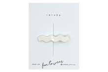 Afbeelding in Gallery-weergave laden, Hi! I&#39;m BONNIE, an ecru wave clip.

Hold back bangs, clip back hair, or simply use for stylistic purposes by adding some flair to your hair. Mix-and-match, and layer these hair clips or wear on their own for a soft,&nbsp;seasonal look.