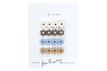 Load image into Gallery viewer, Hi! I&#39;m the DREAMY FLOWERS SET of 4 clips.

(1 x Bonnie flower, 1 x Polly flower, 1 x&nbsp;Emily flower, 1 x Audrey flower)

Hold back bangs, clip back hair, or simply use for stylistic purposes by adding some flair to your hair. Mix-and-match, and layer these hair clips or wear on their own for a soft,&nbsp;seasonal look.