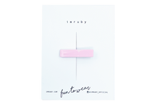 Afbeelding in Gallery-weergave laden, Hi! I&#39;m ELLE, a&nbsp;soft pink bar&nbsp;clip.

Hold back bangs, clip back hair, or simply use for stylistic purposes by adding some flair to your hair. Mix-and-match, and layer these hair clips or wear on their own for a soft,&nbsp;seasonal look.