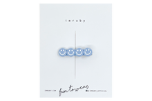 Afbeelding in Gallery-weergave laden, Hi! I&#39;m EMILY, a light blue smiley clip.

Hold back bangs, clip back hair, or simply use for stylistic purposes by adding some flair to your hair. Mix-and-match, and layer these hair clips or wear on their own for a soft,&nbsp;seasonal look.