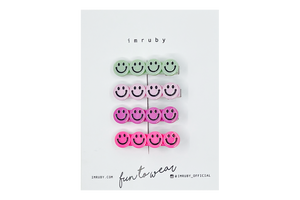 Hi! I'm a SET of&nbsp;4 smiley clips.

(1 x Bregje, 1 x&nbsp;Elle, 1 x Eva, 1 x Barbie)

Hold back bangs, clip back hair, or simply use for stylistic purposes by adding some flair to your hair. Mix-and-match, and layer these hair clips or wear on their own for a soft,&nbsp;seasonal look.