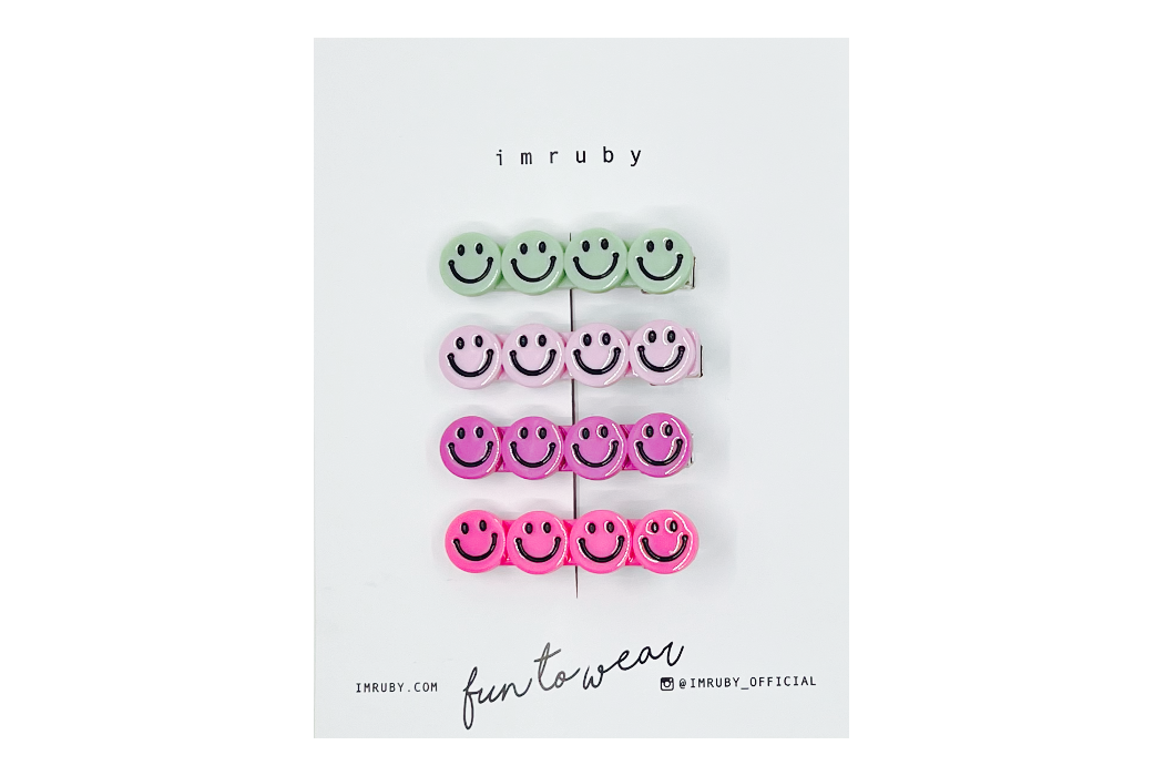 Hi! I'm a SET of 4 smiley clips.

(1 x Bregje, 1 x Elle, 1 x Eva, 1 x Barbie)

Hold back bangs, clip back hair, or simply use for stylistic purposes by adding some flair to your hair. Mix-and-match, and layer these hair clips or wear on their own for a soft, seasonal look.