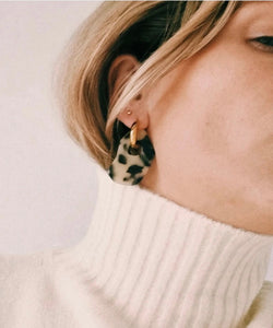 @lesfillesdejeanne Hi! I'm MAY, a pair of flamed gold earrings.  They come with a gold-colored round hoop in stainless steel. With only 7 grams these earrings aren't heavy and you can wear them all day. Designed for teens and adults. Pick a pair that is the most “you” and make a statement!