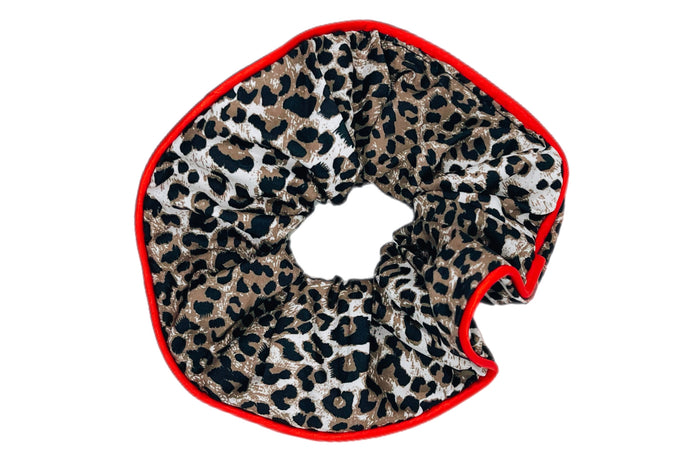 Hi! I'm LOULOU, a leopard scrunchie with a red trim.

Tame your mane in style. I’m fierce, fun, and seriously comfy. With a wild leopard print and a pop of red, I add just the right edge to your everyday look.