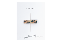 Afbeelding in Gallery-weergave laden, Hi! I&#39;m&nbsp;LUCY, a&nbsp;leopard print bar&nbsp;clip.

Hold back bangs, clip back hair, or simply use for stylistic purposes by adding some flair to your hair. Mix-and-match, and layer these hair clips or wear on their own for a soft,&nbsp;seasonal look.
