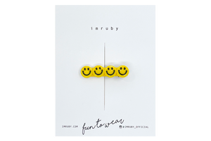 Hi! I'm PEPPER, a yellow smiley clip.

Hold back bangs, clip back hair, or simply use for stylistic purposes by adding some flair to your hair. Mix-and-match, and layer these hair clips or wear on their own for a soft,&nbsp;seasonal look.
