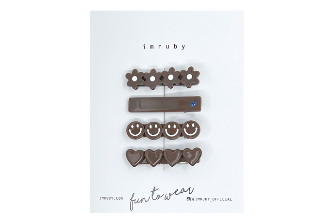 Hi! I'm a SET of 4 smiley clips.

(1 x Polly flower, 1 x Polly bar, 1 x Polly smiley, 1 x Polly heart)

Hold back bangs, clip back hair, or simply use for stylistic purposes by adding some flair to your hair. Mix-and-match, and layer these hair clips or wear on their own for a soft, seasonal look.