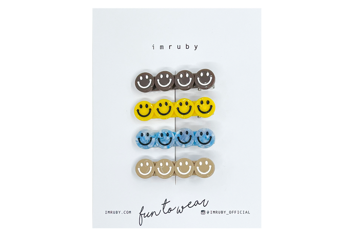 Hi! I'm a SOURIRE SET of 4 smiley clips.

(1 x Polly smiley, 1 x Pepper smiley, 1 x Izzy smiley, 1 x Audrey smiley)

Hold back bangs, clip back hair, or simply use for stylistic purposes by adding some flair to your hair. Mix-and-match, and layer these hair clips or wear on their own for a soft, seasonal look.