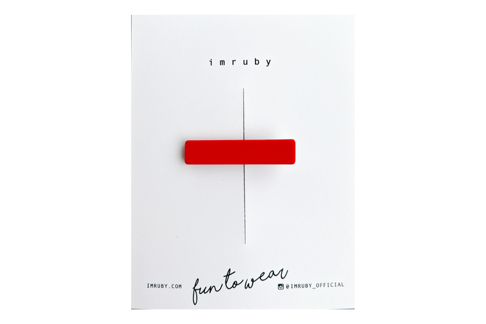 Hi! I'm SUKI, a red bar clip.

Hold back bangs, clip back hair, or simply use for stylistic purposes by adding some flair to your hair. Mix-and-match, and layer these hair clips or wear on their own for a soft & seasonal look.