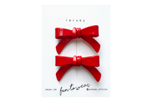 Load image into Gallery viewer, Hi! I&#39;m the SUKI BOW SET, two playful clips.

Brighten up your look with a sweet splash of color! Lightweight and easy to wear, I keep your hair neatly in place while adding a fun, cheerful touch. Perfect for any day you want that little extra. Clip me in and let the good vibes roll!