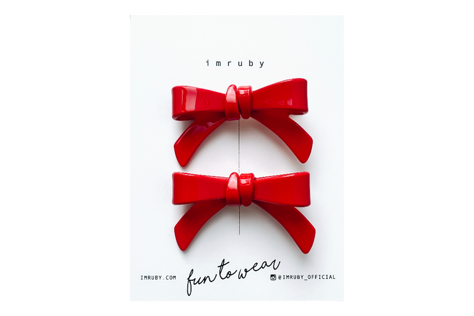 Hi! I'm the SUKI BOW SET, two playful clips.

Brighten up your look with a sweet splash of color! Lightweight and easy to wear, I keep your hair neatly in place while adding a fun, cheerful touch. Perfect for any day you want that little extra. Clip me in and let the good vibes roll!