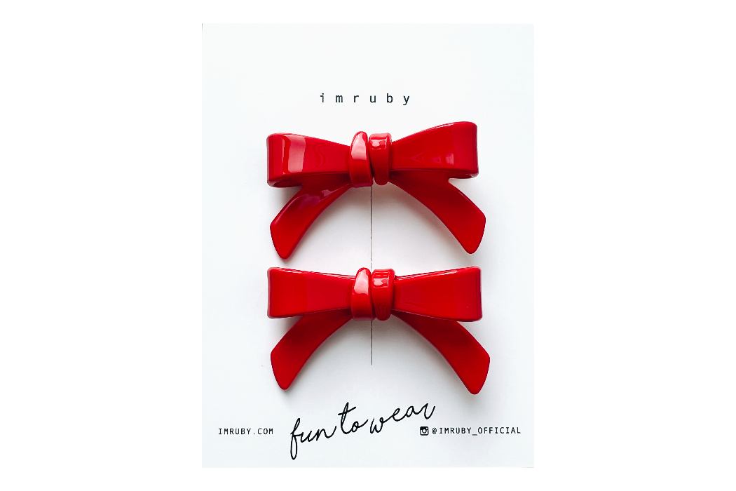 Hi! I'm the SUKI BOW SET, two playful clips.

Brighten up your look with a sweet splash of color! Lightweight and easy to wear, I keep your hair neatly in place while adding a fun, cheerful touch. Perfect for any day you want that little extra. Clip me in and let the good vibes roll!