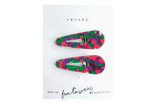 Load image into Gallery viewer, Hi! I&#39;m UMA, a set of two multicolor teardrop clips.

Bright, bold, and never boring. With a colorful shimmer and a shape that pops, I’m made to stand out — whether you’re keeping it simple or mixing it up. Ready when you are.