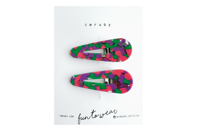 Hi! I'm UMA, a set of two multicolor teardrop clips.

Bright, bold, and never boring. With a colorful shimmer and a shape that pops, I’m made to stand out — whether you’re keeping it simple or mixing it up. Ready when you are.