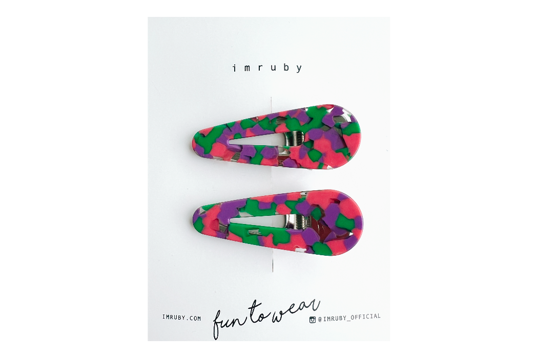 Hi! I'm UMA, a set of two multicolor teardrop clips.

Bright, bold, and never boring. With a colorful shimmer and a shape that pops, I’m made to stand out — whether you’re keeping it simple or mixing it up. Ready when you are.