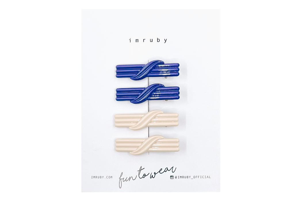 Hi! I'm a SET of 4 retro style clips.

(2 x Carla , 2 x Leora)

Hold back bangs, clip back hair, or simply use for stylistic purposes by adding some flair to your hair. Mix-and-match, and layer these hair clips or wear on their own for a soft, seasonal look.