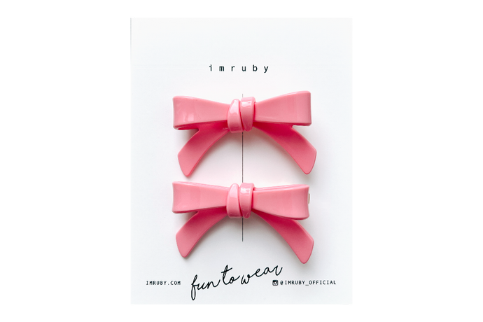 Hi! I'm the VIVI BOW SET, two playful clips.

Brighten up your look with a sweet splash of color! Lightweight and easy to wear, I keep your hair neatly in place while adding a fun, cheerful touch. Perfect for any day you want that little extra. Clip me in and let the good vibes roll!