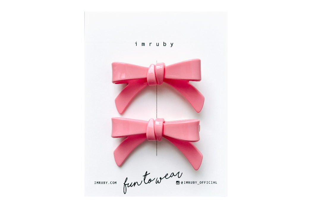 Hi! I'm the VIVI BOW SET, two playful clips.

Brighten up your look with a sweet splash of color! Lightweight and easy to wear, I keep your hair neatly in place while adding a fun, cheerful touch. Perfect for any day you want that little extra. Clip me in and let the good vibes roll!