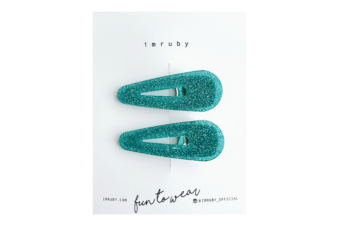 Hi! I'm YUKI, a set of two blue glitter teardrop clips.

Cool, calm, and sparkling just enough. I’m all about effortless hold with a touch of glam. My teardrop shape adds a soft edge, and my glitter? Just the right kind of extra.