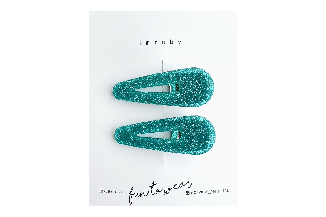 Hi! I'm YUKI, a set of two blue glitter teardrop clips.

Cool, calm, and sparkling just enough. I’m all about effortless hold with a touch of glam. My teardrop shape adds a soft edge, and my glitter? Just the right kind of extra.
