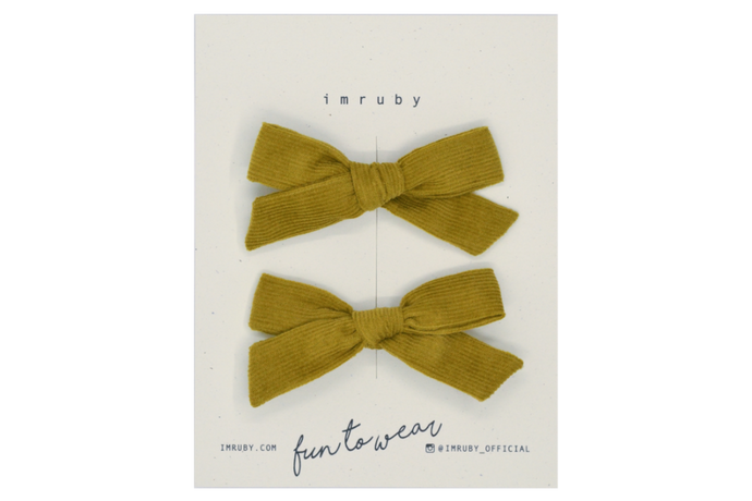 Hi! I'm NELLY, a moss green corduroy mini bows set.  You'll fall in love with our cute clips that actually stay put, unlike your busy kid. This schoolgirl set features alligator clip backings for easy placement in any fun hairstyle.