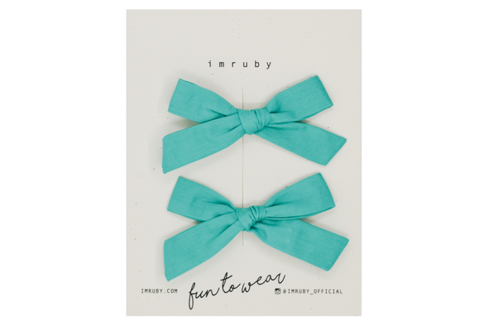 Hi! I'm RUBY, a jade green mini bows set.  You'll fall in love with our cute clips that actually stay put, unlike your busy kid. This schoolgirl set features alligator clip backings for easy placement in any fun hairstyle.