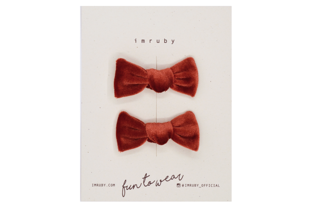 Hi! I'm LOUELLE, a set of orange velvet candy bows.  Clip those little hairs back in style with this set of velvet candy bows. It features alligator clip backings for easy placement in any fun hairstyle. 