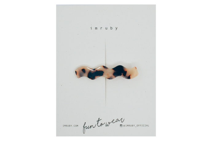 Hi! I'm ELEONORE, a flamed wave clip.  Hold back bangs, clip back hair, or simply use for stylistic purposes by adding some flair to your hair. Mix-and-match, and layer these hair clips or wear on their own for a soft, seasonal look.