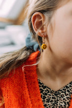 Afbeelding in Gallery-weergave laden, Hi! I&#39;m PEPPER, a yellow smiley set of 2 drop earrings.  Add a touch of glam to your style with a pair of cute drop earrings! These earring sets are perfect for numerous piercings or just to mix and match!   Packed in a reusable bag to keep your jewelry shiny and clean.