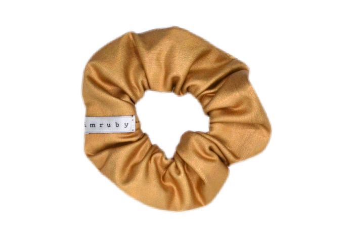 Hi! I'm IDA, a golden holographic little scrunchie.  Throwback your style to the 90's with this hair scrunchie! Perfect for wearing in your hair or styling it around your wrist, this pretty scrunchie is the ultimate two-in-one accessory.