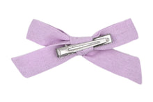 Afbeelding in Gallery-weergave laden, Hi! I&#39;m LILI, a pink medium bow clip.  Add this charming bow to your hair to add some style and colour. This linen bow features an alligator clip for easy placement in any fun hairstyle.