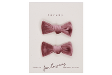 Afbeelding in Gallery-weergave laden, Hi! I&#39;m MILLE, a set of pink velvet candy bows.  Clip those little hairs back in style with this set of velvet candy bows. It features alligator clip backings for easy placement in any fun hairstyle. 