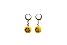 Afbeelding in Gallery-weergave laden, Hi! I&#39;m PEPPER, a yellow smiley set of 2 drop earrings.  Add a touch of glam to your style with a pair of cute drop earrings! These earring sets are perfect for numerous piercings or just to mix and match! 