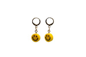 Hi! I'm PEPPER, a yellow smiley set of 2 drop earrings.  Add a touch of glam to your style with a pair of cute drop earrings! These earring sets are perfect for numerous piercings or just to mix and match! 