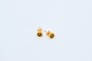 Hi! I'm PEPPER, a yellow smiley set of 2 stud earrings.  If you are looking for a perfect everyday staple, stud earrings may be exactly what you need! They are very tiny and so cute! These earring sets are perfect for numerous piercings or just to mix and match! 